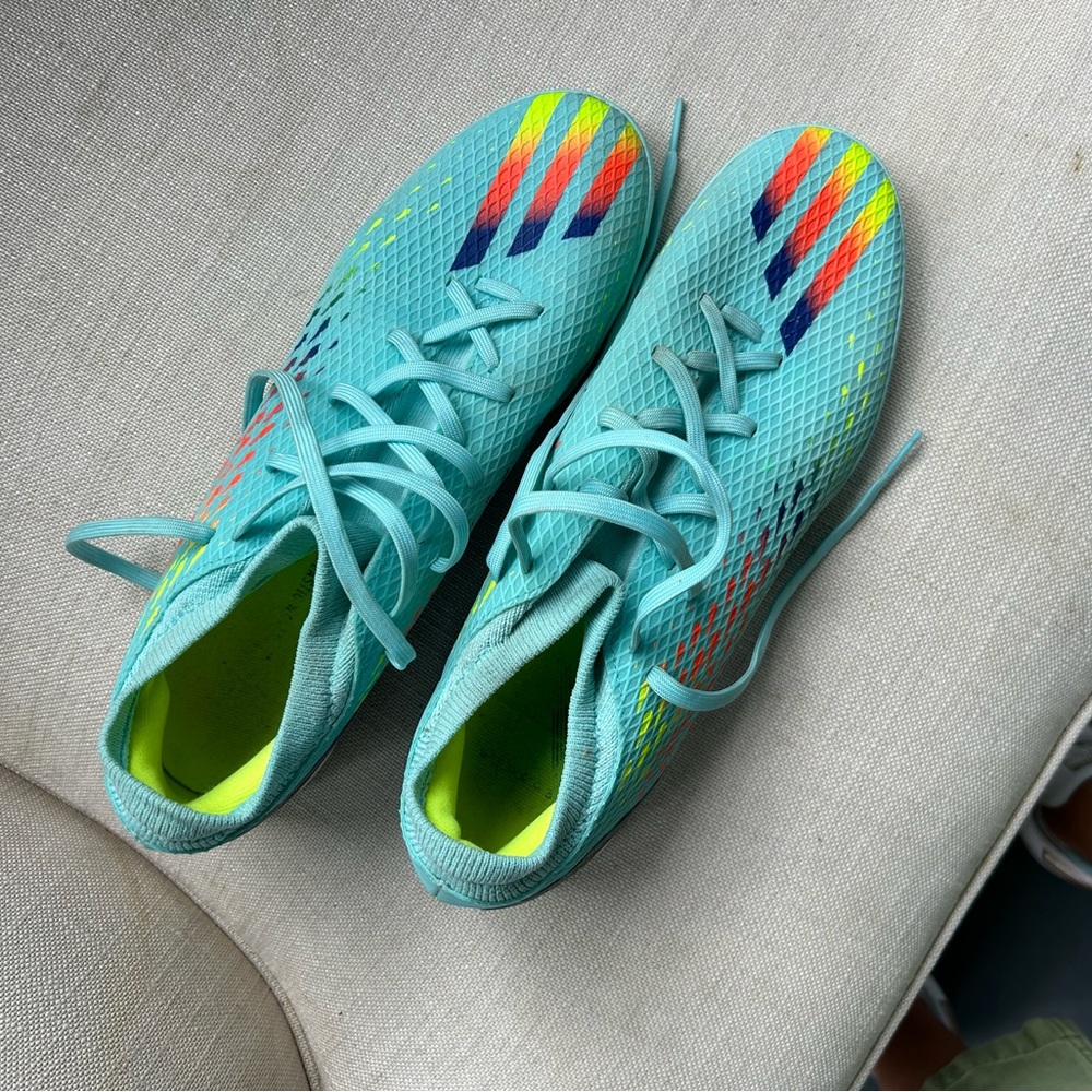 Like new, no mark adidas shoes.